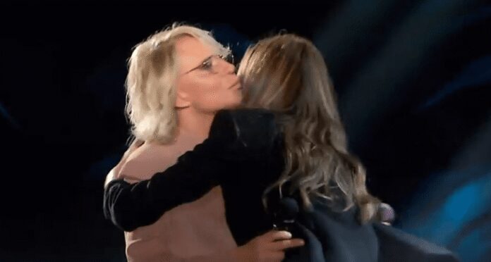 Maria De Filippi ricorda Costanzo a Belve e si commuove: “Gli chiederei se ha sofferto…”