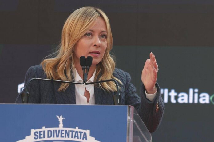 Meloni ad Atreju, stoccata a Schlein assente e al centrosinistra: “Si porta sfiga da solo, come la carta della pagoda”