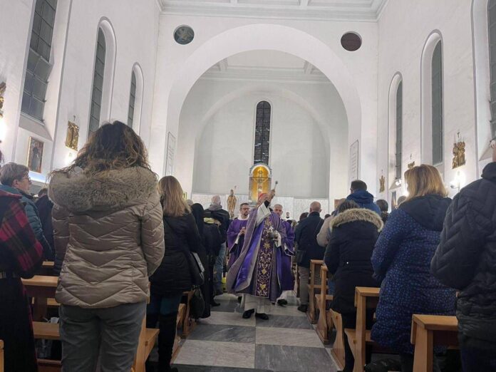 Messa di riparazione nella chiesa profanata a Ostia, cardinale Reina: “Feriti ma ne usciremo più forti”