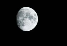 Una grande serata aperta a tutti per l'osservazione della Luna a Fiumicino, con telescopi guidati al Parco del Perugino per esplorare il cielo e Saturno