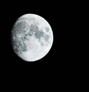 Una grande serata aperta a tutti per l'osservazione della Luna a Fiumicino, con telescopi guidati al Parco del Perugino per esplorare il cielo e Saturno