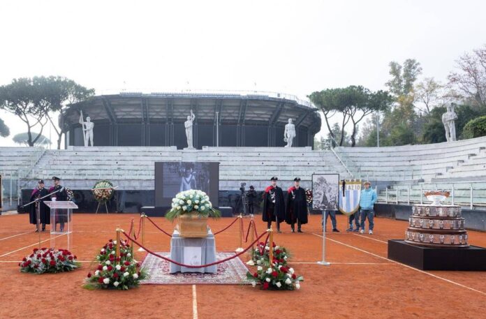 Nicola Pietrangeli, camera ardente al Foro Italico sulle note di Aznavour. Alle 15 i funerali