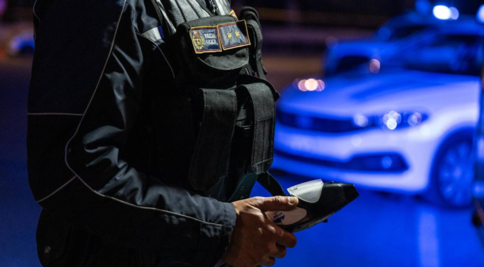 POLIZIA LOCALE COPERTINA FOTO ROMA CON ETILOMETRO EGIZIANO UBRIACO AL VOLANTE
