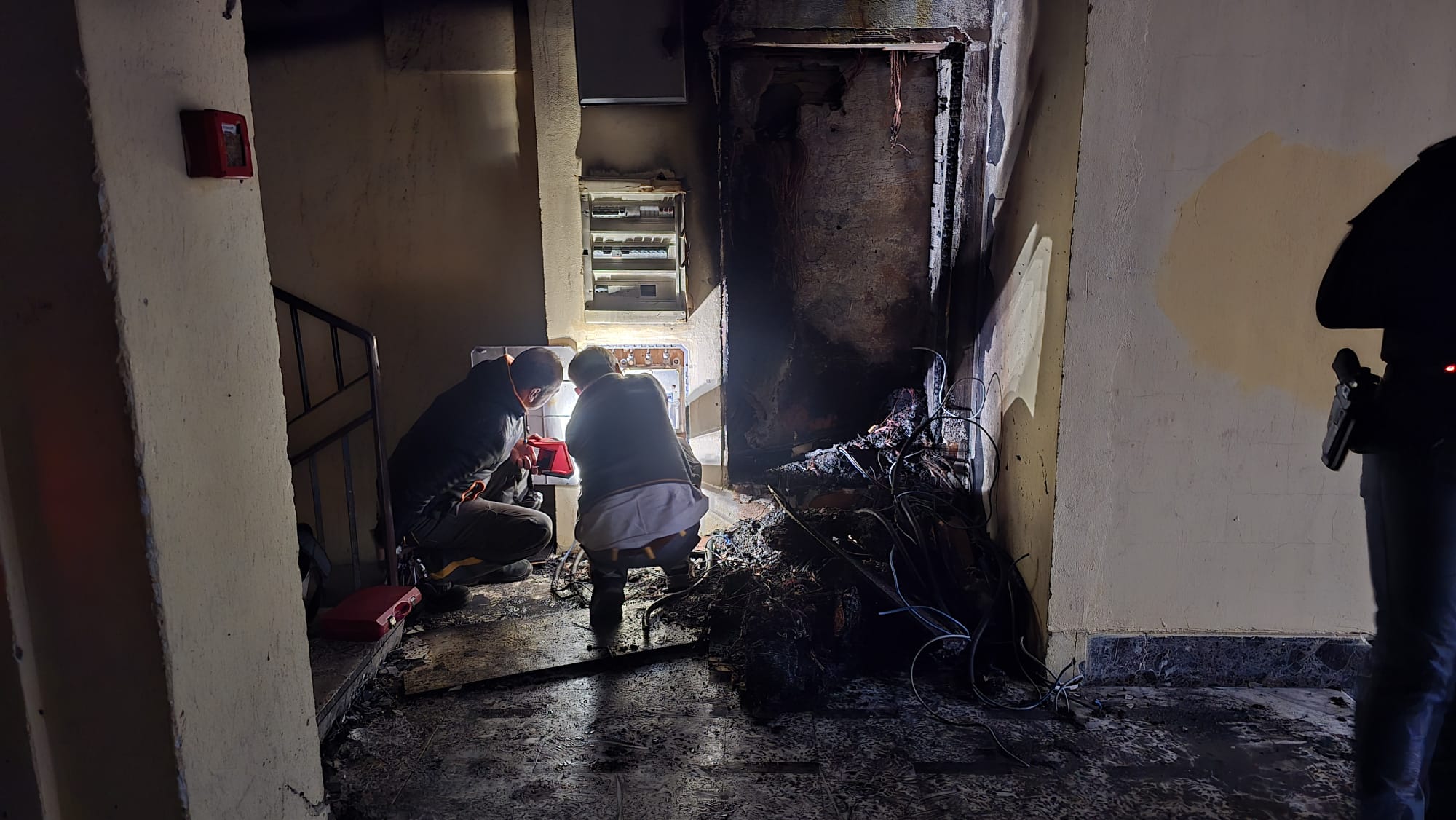 Cortocircuiti elettrici nei contatori delle case comunali: fumo e fiamme a Nuova Ostia. Due agenti intossicate (VIDEO) 1 Cortocircuiti elettrici nei contatori delle case comunali: fumo e fiamme a Nuova Ostia. Due agenti intossicate (VIDEO) 1