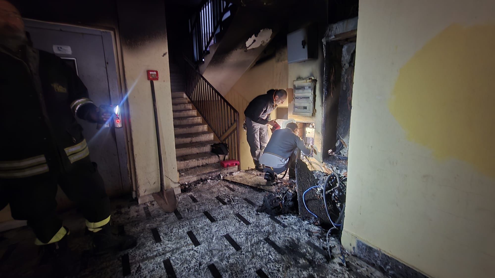 Cortocircuiti elettrici nei contatori delle case comunali: fumo e fiamme a Nuova Ostia. Due agenti intossicate (VIDEO) 2 Cortocircuiti elettrici nei contatori delle case comunali: fumo e fiamme a Nuova Ostia. Due agenti intossicate (VIDEO) 2