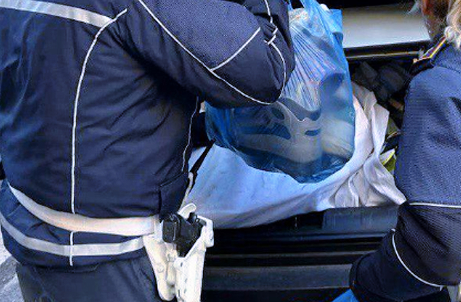 Abiti e scarpe recuperati dai cassonetti e rivenduti: maxi sequestro a Porta Portese (FOTO) 1