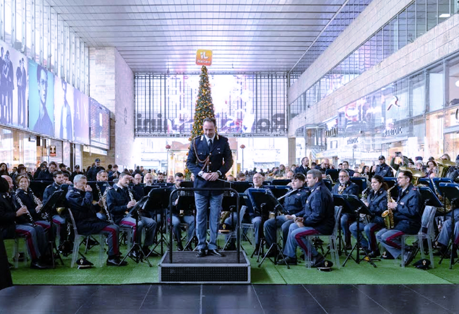 Le melodie più amate del Natale risuonano a Termini: emozioni in musica con la Fanfara della Polizia (VIDEO) 2 Le melodie più amate del Natale risuonano a Termini: emozioni in musica con la Fanfara della Polizia (VIDEO) 2