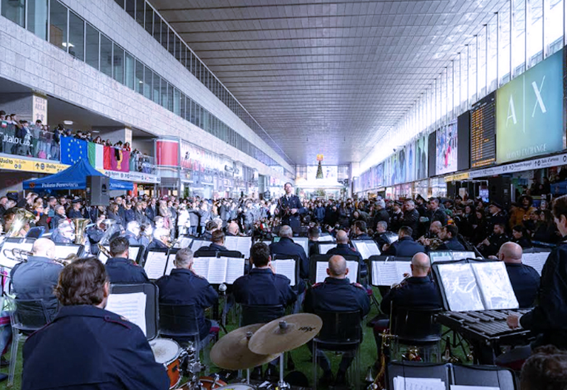 Le melodie più amate del Natale risuonano a Termini: emozioni in musica con la Fanfara della Polizia (VIDEO) 1 Le melodie più amate del Natale risuonano a Termini: emozioni in musica con la Fanfara della Polizia (VIDEO) 1