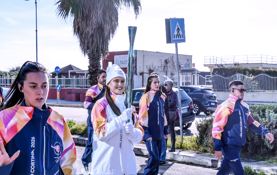 Bagno di folla a Ostia per il passaggio della Fiamma Olimpica: emozioni e spettacolo con la corsa dei tedofori (VIDEO e FOTO) 1 Bagno di folla a Ostia per il passaggio della Fiamma Olimpica: emozioni e spettacolo con la corsa dei tedofori (VIDEO e FOTO) 1