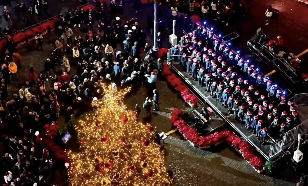 Roma si illumina della magia del Natale: accesi l’albero a Piazza del Popolo e la scia di luci su via del Corso (FOTO) 4 Roma si illumina della magia del Natale: accesi l’albero a Piazza del Popolo e la scia di luci su via del Corso (FOTO) 4