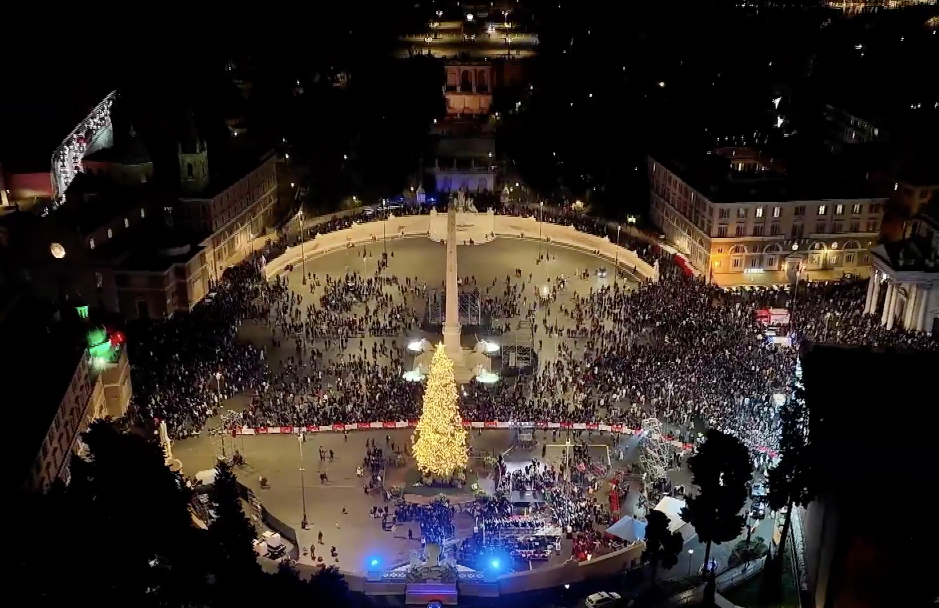 Roma si illumina della magia del Natale: accesi l’albero a Piazza del Popolo e la scia di luci su via del Corso (FOTO) 1 Roma si illumina della magia del Natale: accesi l’albero a Piazza del Popolo e la scia di luci su via del Corso (FOTO) 1