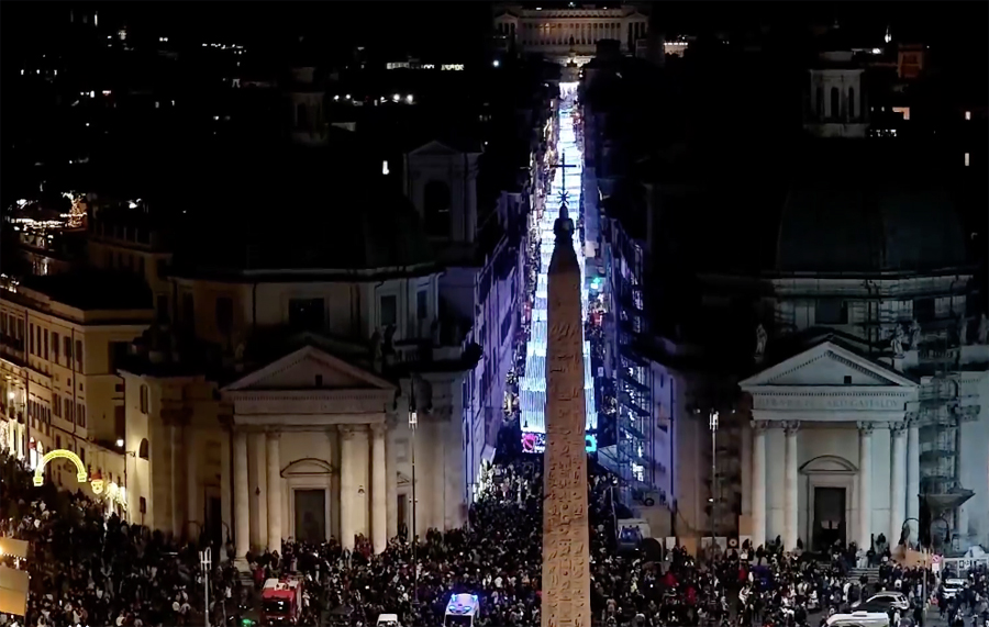 Roma si illumina della magia del Natale: accesi l’albero a Piazza del Popolo e la scia di luci su via del Corso (FOTO) 3 Roma si illumina della magia del Natale: accesi l’albero a Piazza del Popolo e la scia di luci su via del Corso (FOTO) 3
