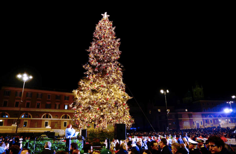 Roma si illumina della magia del Natale: accesi l’albero a Piazza del Popolo e la scia di luci su via del Corso (FOTO) 2 Roma si illumina della magia del Natale: accesi l’albero a Piazza del Popolo e la scia di luci su via del Corso (FOTO) 2