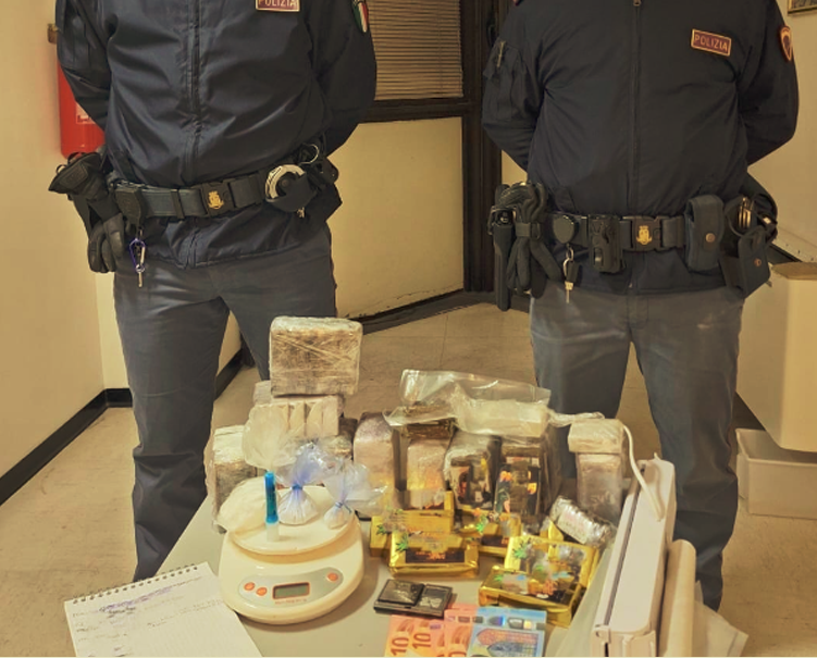 Quell'aroma sospetto nei barattoli di caffè: così si facevano passare chili di hashish a Roma nord 1 Quell'aroma sospetto nei barattoli di caffè: così si facevano passare chili di hashish a Roma nord 1