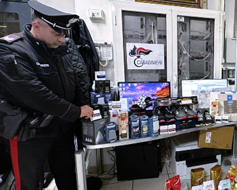 Banda dell’outlet colpisce ancora: furti a raffica in almeno sette negozi. Il raid in trasferta a Valmontone (FOTO) 2 Banda dell’outlet colpisce ancora: furti a raffica in almeno sette negozi. Il raid in trasferta a Valmontone (FOTO) 2
