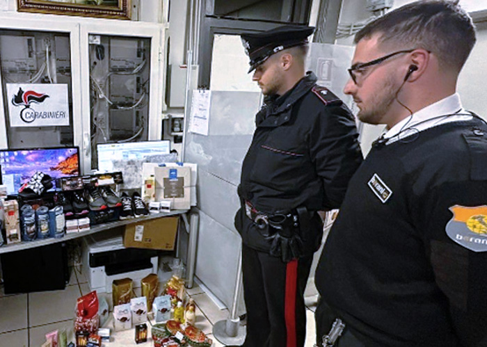 Banda dell’outlet colpisce ancora: furti a raffica in almeno sette negozi. Il raid in trasferta a Valmontone (FOTO) 1 Banda dell’outlet colpisce ancora: furti a raffica in almeno sette negozi. Il raid in trasferta a Valmontone (FOTO) 1