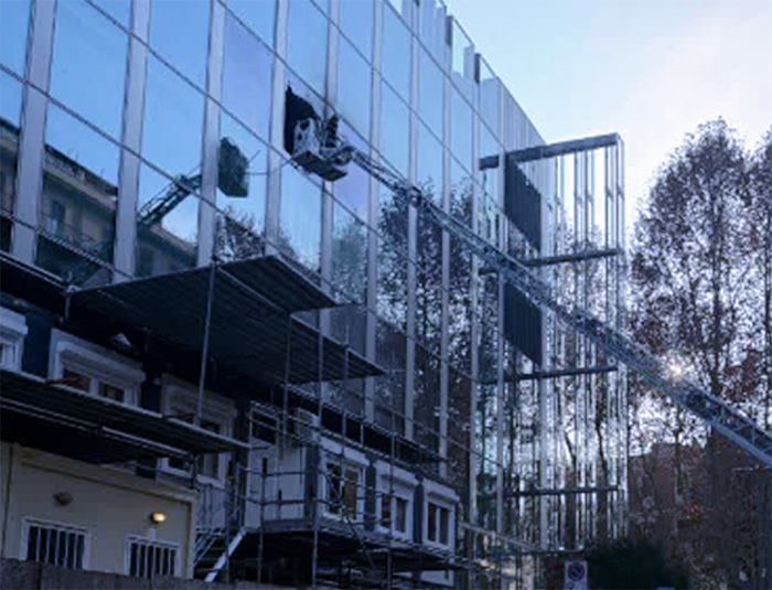 Paura al Policlinico: incendio esplode al quinto piano di un edificio dov'è in corso un cantiere (FOTO) 2 Paura al Policlinico: incendio esplode al quinto piano di un edificio dov'è in corso un cantiere (FOTO) 2