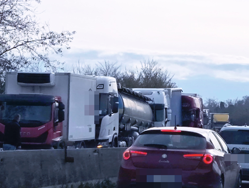 Maxi incidente sulla Pontina: strada chiusa e macchina dei soccorsi per lo scontro tra quattro Tir (FOTO e VIDEO) 1 Maxi incidente sulla Pontina: strada chiusa e macchina dei soccorsi per lo scontro tra quattro Tir (FOTO e VIDEO) 1