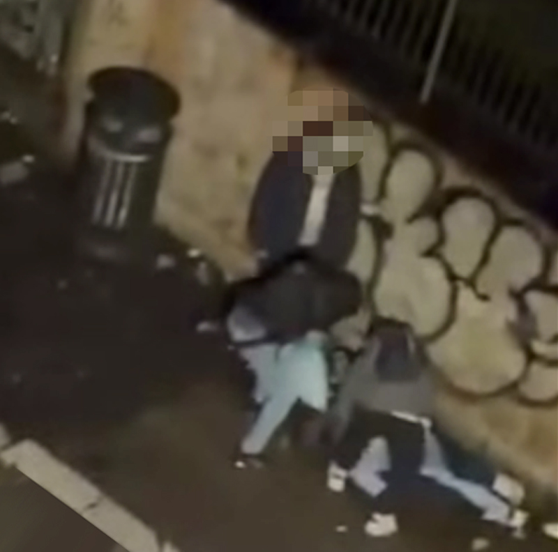 Aggressione all’Aurelio: le immagini shock della vittima atterrata in strada da una banda (FOTO) 1
