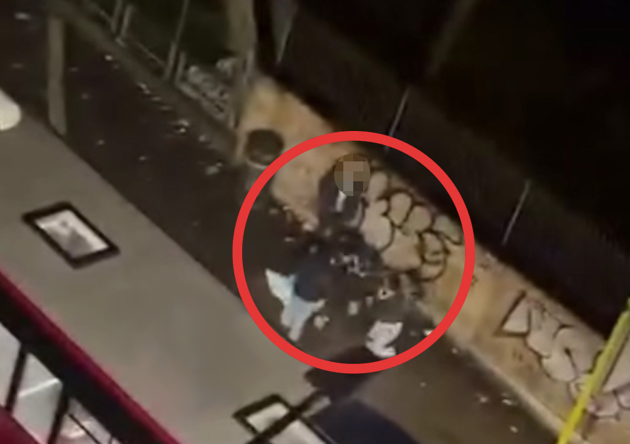 Aggressione all’Aurelio: le immagini shock della vittima atterrata in strada da una banda (FOTO) 2