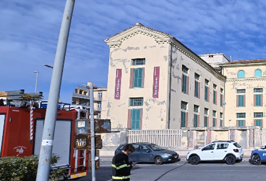 Fiamme nella Colonia Vittorio Emanuele: corsa contro il tempo per il rogo tra i rifiuti dei venditori abusivi (FOTO) 1 Fiamme nella Colonia Vittorio Emanuele: corsa contro il tempo per il rogo tra i rifiuti dei venditori abusivi (FOTO) 1