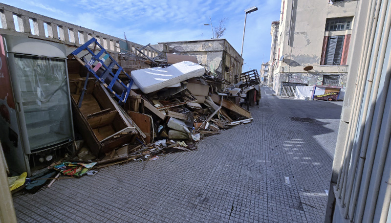 Fiamme nella Colonia Vittorio Emanuele: corsa contro il tempo per il rogo tra i rifiuti dei venditori abusivi (FOTO) 2 Fiamme nella Colonia Vittorio Emanuele: corsa contro il tempo per il rogo tra i rifiuti dei venditori abusivi (FOTO) 2