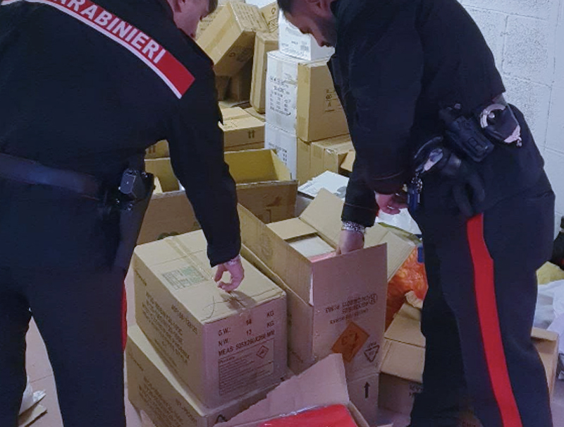 Blitz in un arsenale pirotecnico: 50 kg di fuochi illegali erano nascosti in una casa e un box di Acilia (FOTO) 1