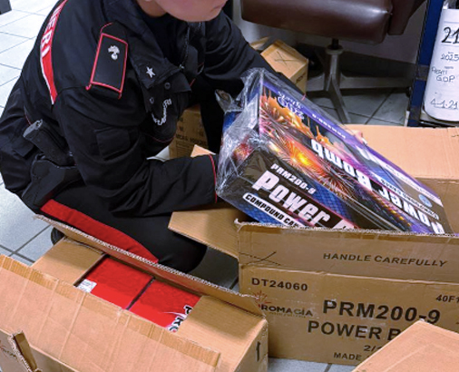 Blitz in un arsenale pirotecnico: 50 kg di fuochi illegali erano nascosti in una casa e un box di Acilia (FOTO) 2