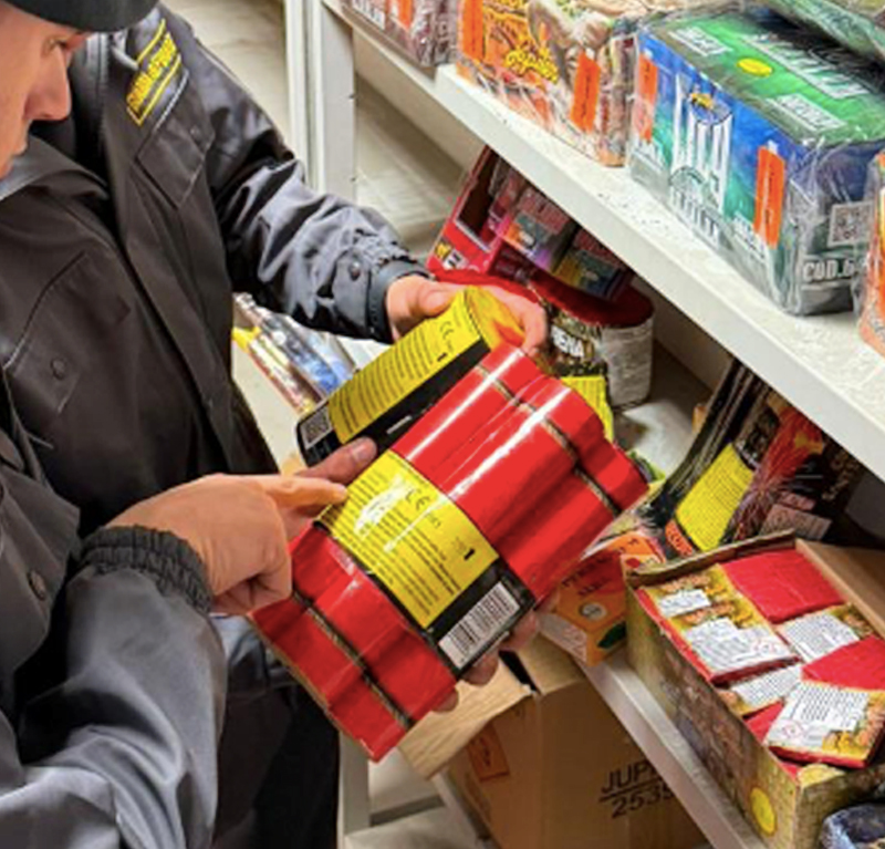 Quattro tonnellate di botti illegali, depositi segreti e vendite social: business esplosivo smantellato a Roma (VIDEO e FOTO) 1 Quattro tonnellate di botti illegali, depositi segreti e vendite social: business esplosivo smantellato a Roma (VIDEO e FOTO) 1