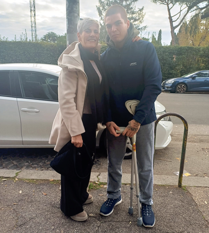Ha un grave incidente all'EUR e un'infermiera gli salva la vita: dopo mesi di cure l'incontro emozionante a Natale (FOTO) 1 Ha un grave incidente all'EUR e un'infermiera gli salva la vita: dopo mesi di cure l'incontro emozionante a Natale (FOTO) 1