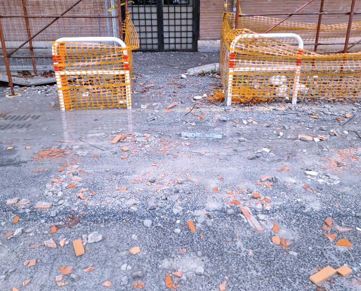Balcone crolla alle case comunali di Ostia: tragedia sfiorata all’ingresso dell’ASL. Struttura ancora a rischio (FOTO) 1