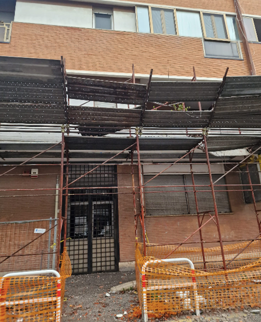 Balcone crolla alle case comunali di Ostia: tragedia sfiorata all’ingresso dell’ASL. Struttura ancora a rischio (FOTO) 2