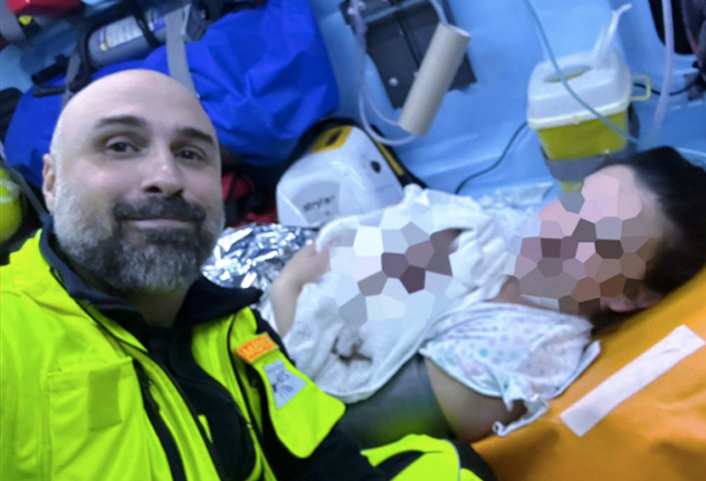 Quando l’ambulanza diventa una sala parto: bimbo nasce a Ciampino tra le braccia degli operatori dell'ARES 118  1
