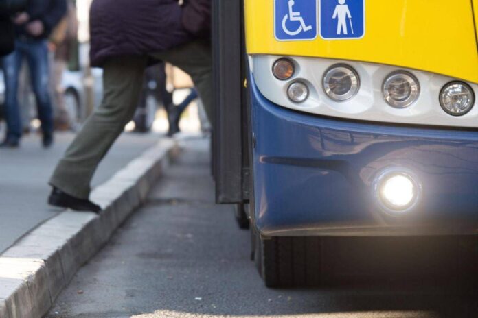 Si incontrano, poi le lascia un biglietto alla fermata del bus: “Ti aspetterò qui ogni domenica”