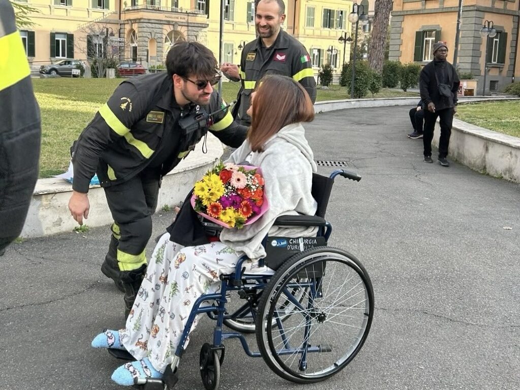 Silvia Piancazzo fa i primi passi dopo l’incidente, al suo fianco i vigili del fuoco: "Siete i miei eroi" (VIDEO) 1