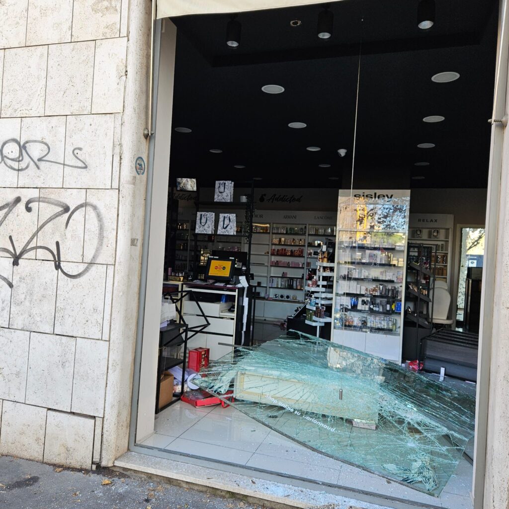 Furto devasta una nota profumeria di Marconi: irruzione dei ladri incappucciati e fuga in piena notte 1 Furto devasta una nota profumeria di Marconi: irruzione dei ladri incappucciati e fuga in piena notte 1