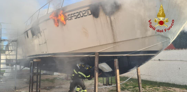 a lavinio barca incendiata