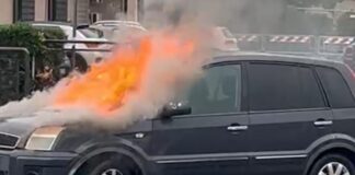 Incendio a Ladispoli, auto va a fuoco vicino al Comune (VIDEO)