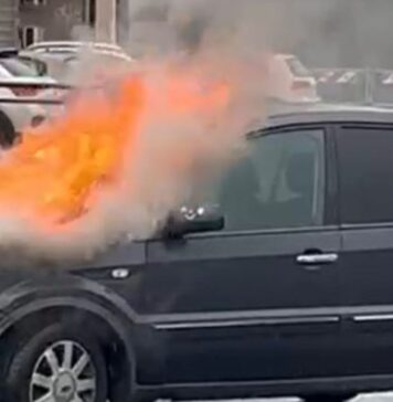 Incendio a Ladispoli, auto va a fuoco vicino al Comune (VIDEO)