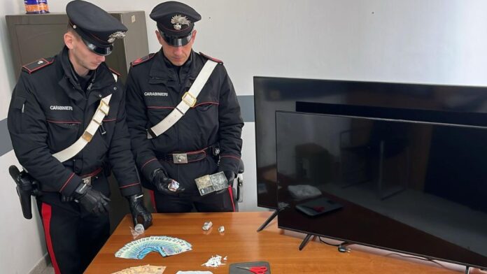 Droga, contanti e televisori rubati sequestrati a Santa Marinella: un arresto
