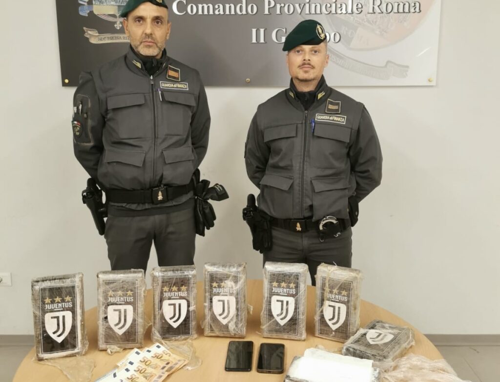 Maxi sequestro di cocaina a Ostia, non si ferma all'alt con 9 chili nascosti in auto 1