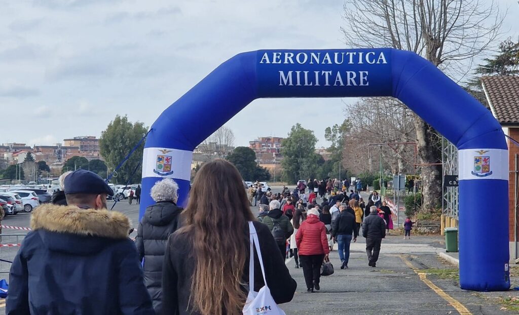 A Guidonia la Befana arriva davvero dal cielo: evento imperdibile all’aeroporto militare 1