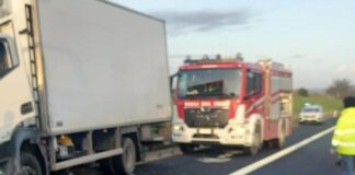 Incidente sulla A12: camion si schianta contro il guardrail, un ferito grave