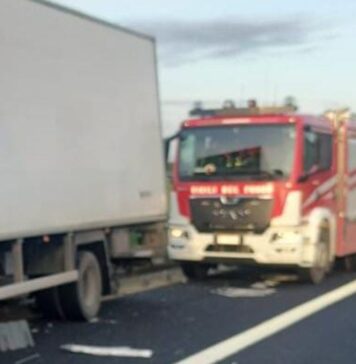 Incidente sulla A12: camion si schianta contro il guardrail, un ferito grave