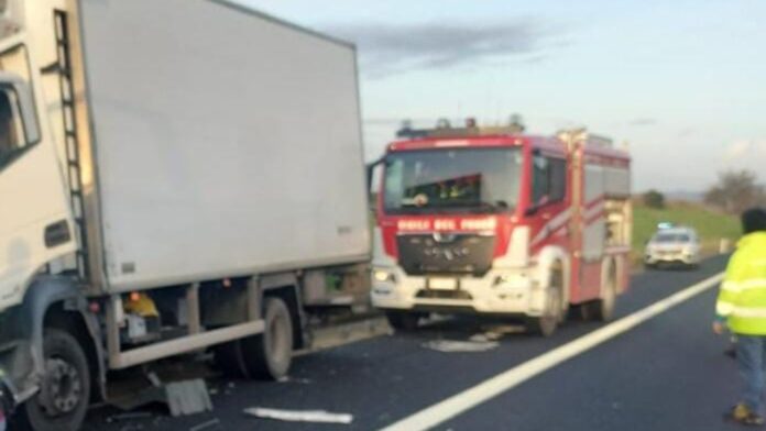 Incidente sulla A12: camion si schianta contro il guardrail, un ferito grave