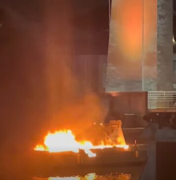 Incendio a Fiumicino nella notte di Natale: barca va a fuoco nel porto canale