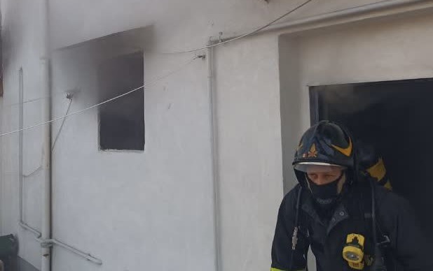 Incendio devastante nel cuore di Roma: attico distrutto in via dei Banchi Nuovi 1