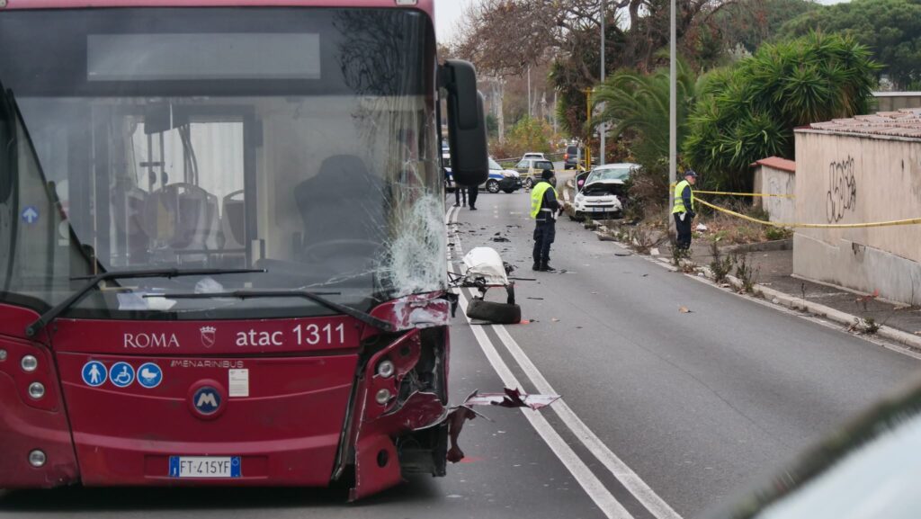 Incidente all’alba nei pressi di Ostia tra bus Atac e un'auto: muore una ragazza, grave l'amica (FOTO) 1 Incidente all’alba nei pressi di Ostia tra bus Atac e un'auto: muore una ragazza, grave l'amica (FOTO) 1