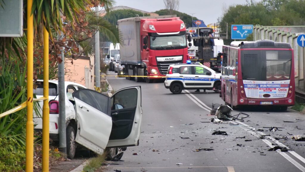 Incidente all’alba nei pressi di Ostia tra bus Atac e un'auto: muore ...