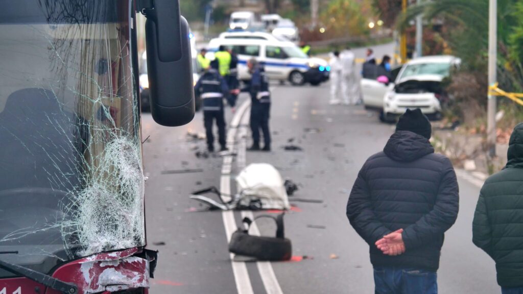 Incidente all’alba nei pressi di Ostia tra bus Atac e un'auto: muore una ragazza, grave l'amica (FOTO) 2 Incidente all’alba nei pressi di Ostia tra bus Atac e un'auto: muore una ragazza, grave l'amica (FOTO) 2